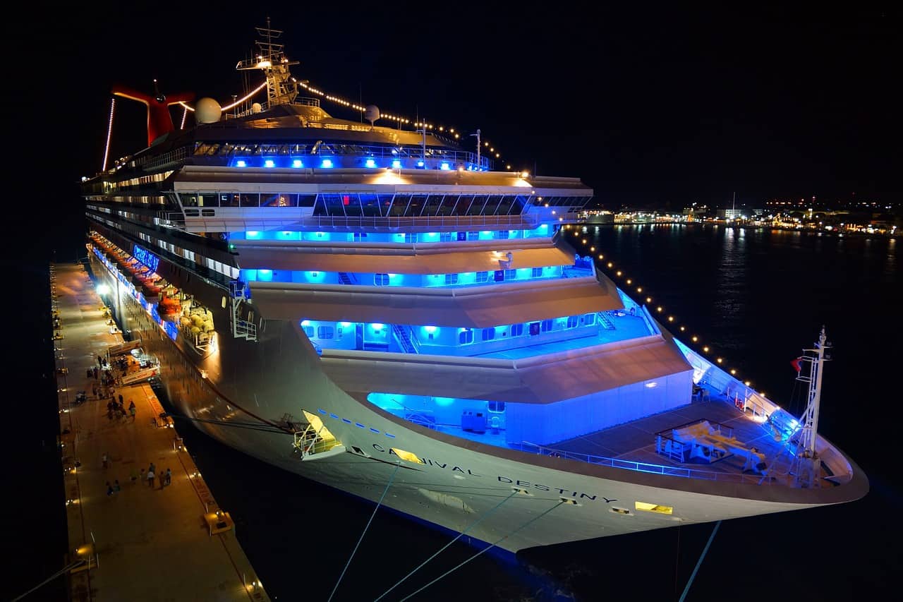 Du thuyền trên vịnh Hạ Long về đêm là trải nghiệm “sang, chảnh” bậc nhất tại thành phố Biển.