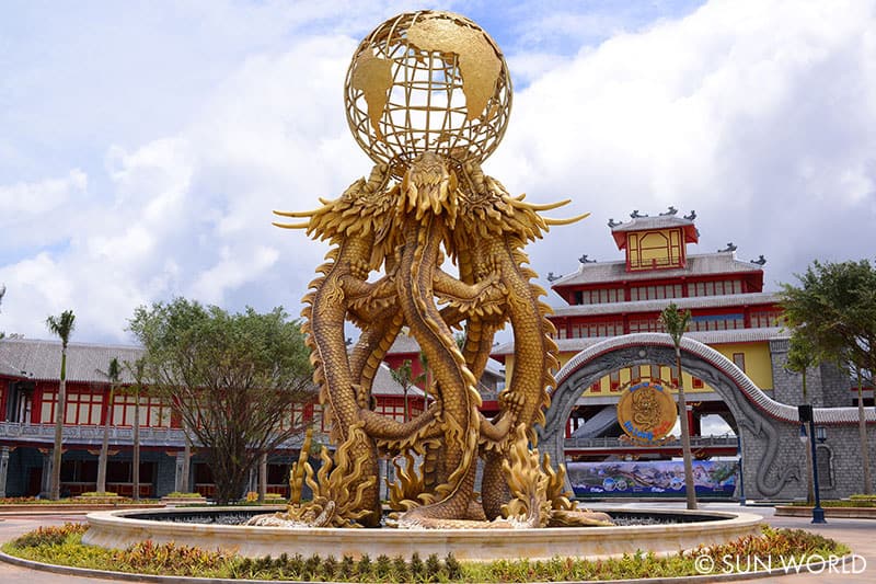 Bước vào cổng công viên, du khách sẽ thấy ngay biểu tượng độc đáo của Dragon Park