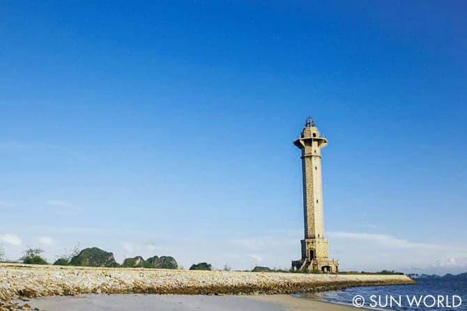 Ngọn hải đăng cao sừng sững mở ra thiên nhiên hùng vĩ của Vịnh Hạ Long