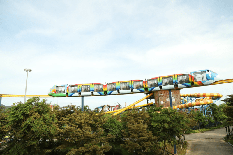 Chiêm ngưỡng phong cảnh đẹp tại Công viên Rồng khi tham gia vào chuyến Tàu Monorail 