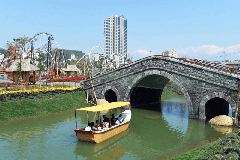 Công viên Rồng Quảng Ninh review cảm giác ngồi trên Du thuyền nhiệt đới ở Công viên Rồng