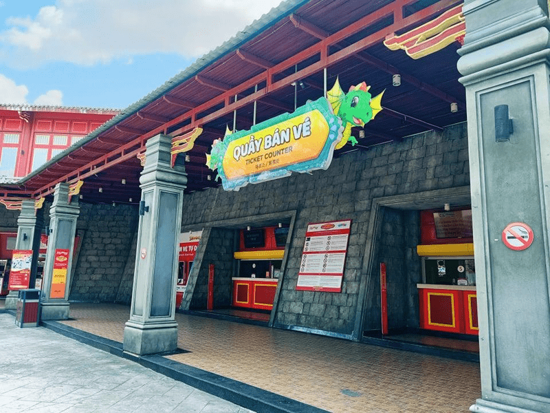 Quầy bán vé trước cổng vào của Công viên Rồng