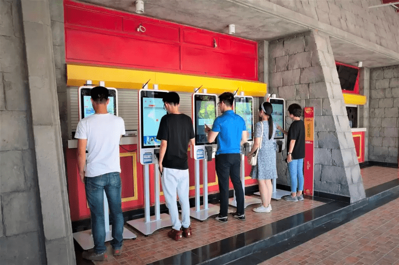 Hệ thống máy bán vé tự động tại Sun World Ha Long giúp du khách tiết kiệm thời gian xếp hàng